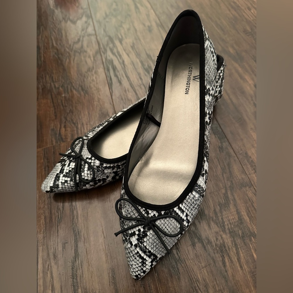 Worthington Black and Gray Snake Print Flats Size 8.5
